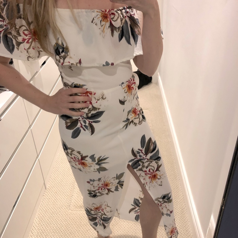 PROMESA Off the Shoulder Floral Dress with slit! Size Small (fits 4-6)